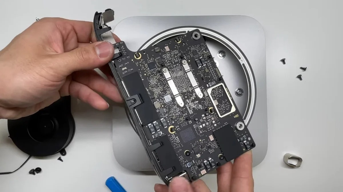 Mổ bụng Mac Mini M1 mới Bảng mạch nhỏ gọn hơn so với thế hệ cũ