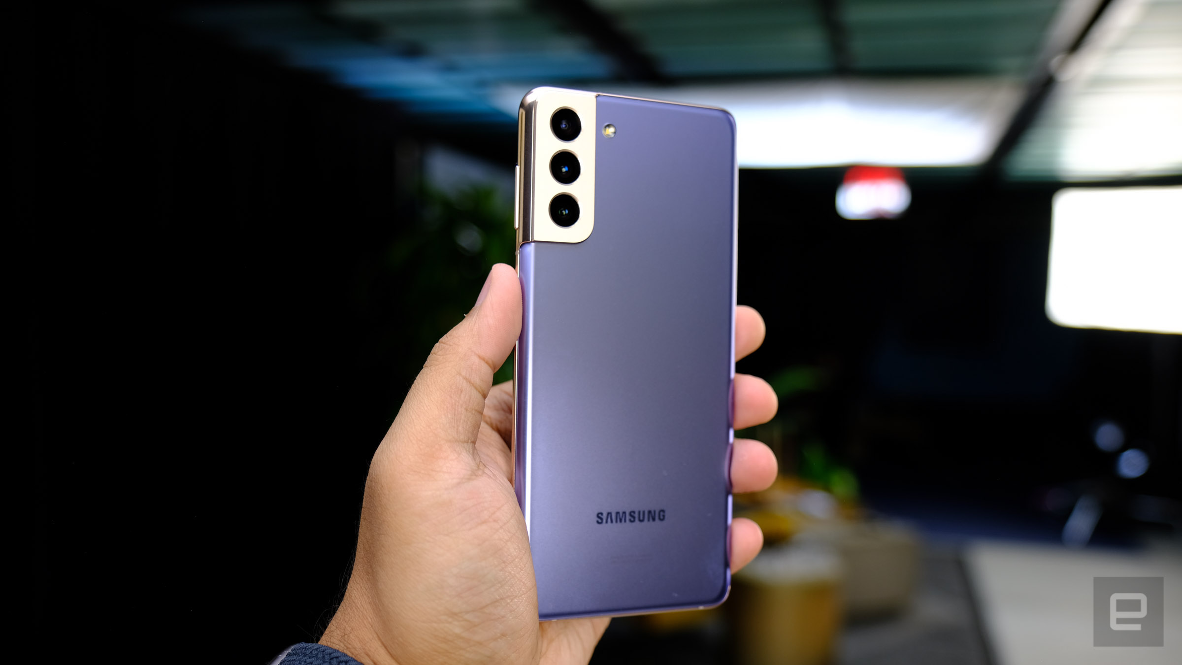 Sforum - Trang thông tin công nghệ mới nhất 789357f0-5640-11eb-9fbb-5d3cb8ba4f8f Trên tay Galaxy S21+ 5G: Mặt lưng Gorilla Glass 7, màn hình Full HD+ không cong 