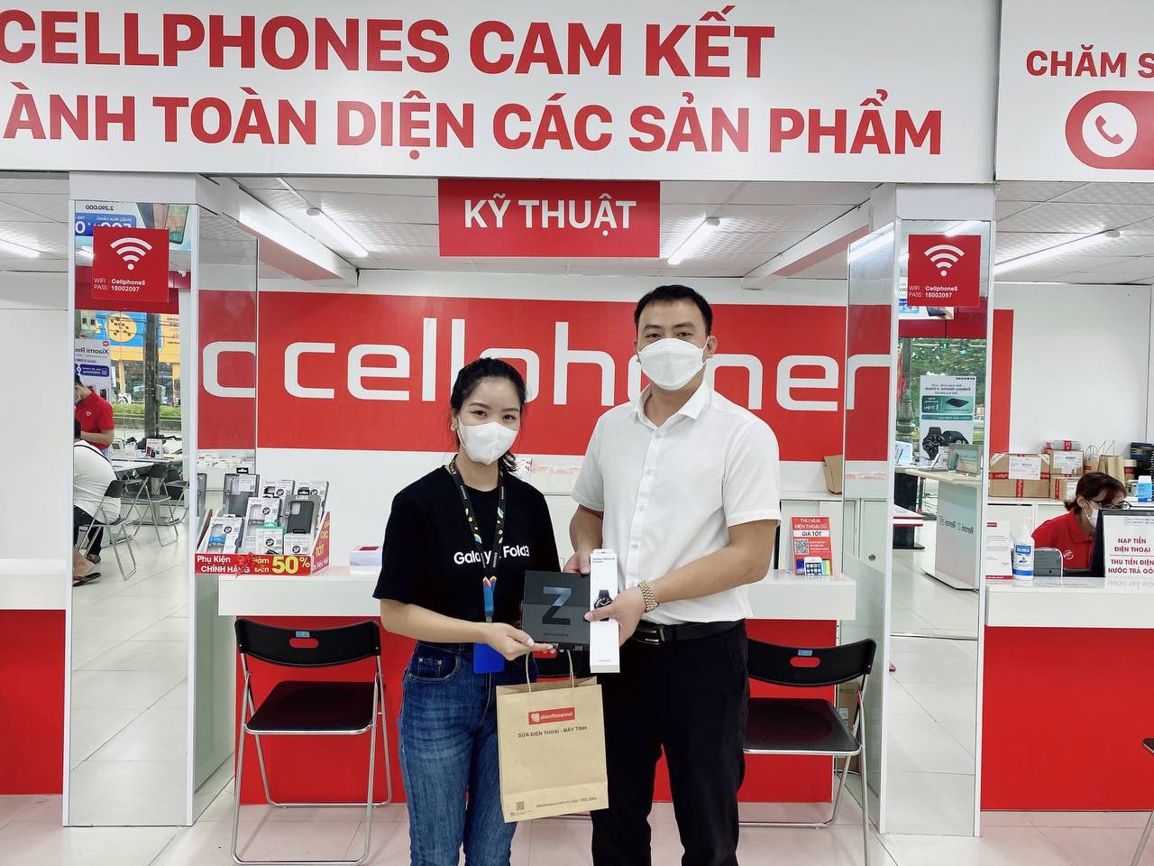 Sforum - Trang thông tin công nghệ mới nhất 8.-Khach-hang-nhan-may CellphoneS mở bán gần 1500 đơn cọc Galaxy Z Fold 3 5G và Galaxy Z Flip 3 5G 
