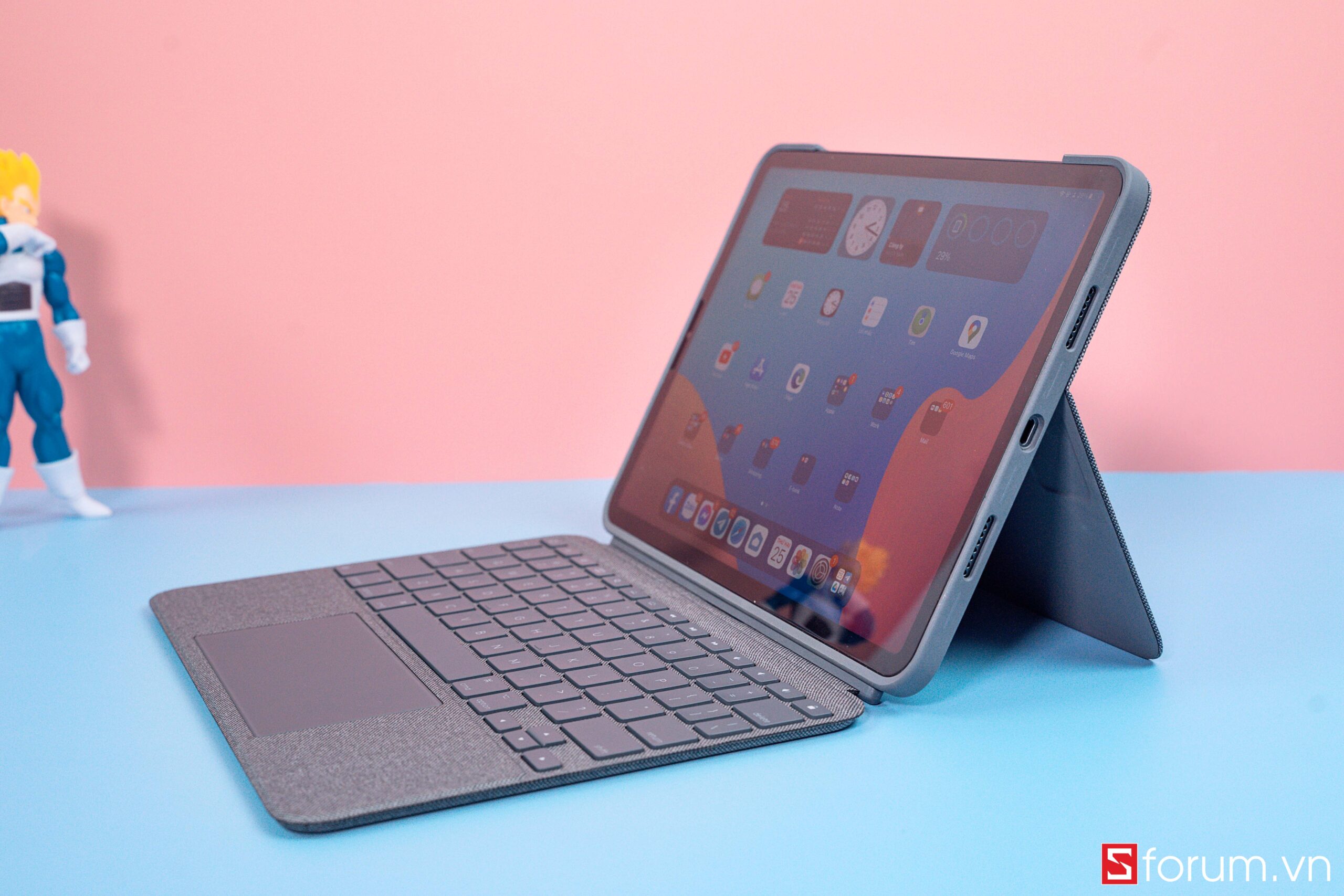 Touchpad Riêng Trên tay phụ kiện Logitech Combo Touch cho iPad Pro 11 inch 2021: Bàn ...
