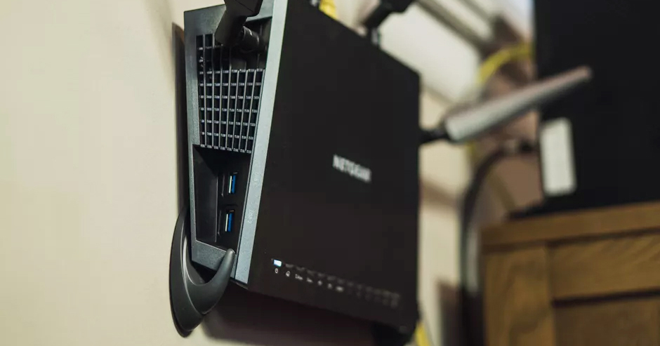 Gắn router Wi-Fi lên tường, tưởng chừng cho vui nhưng mang lại rất ...