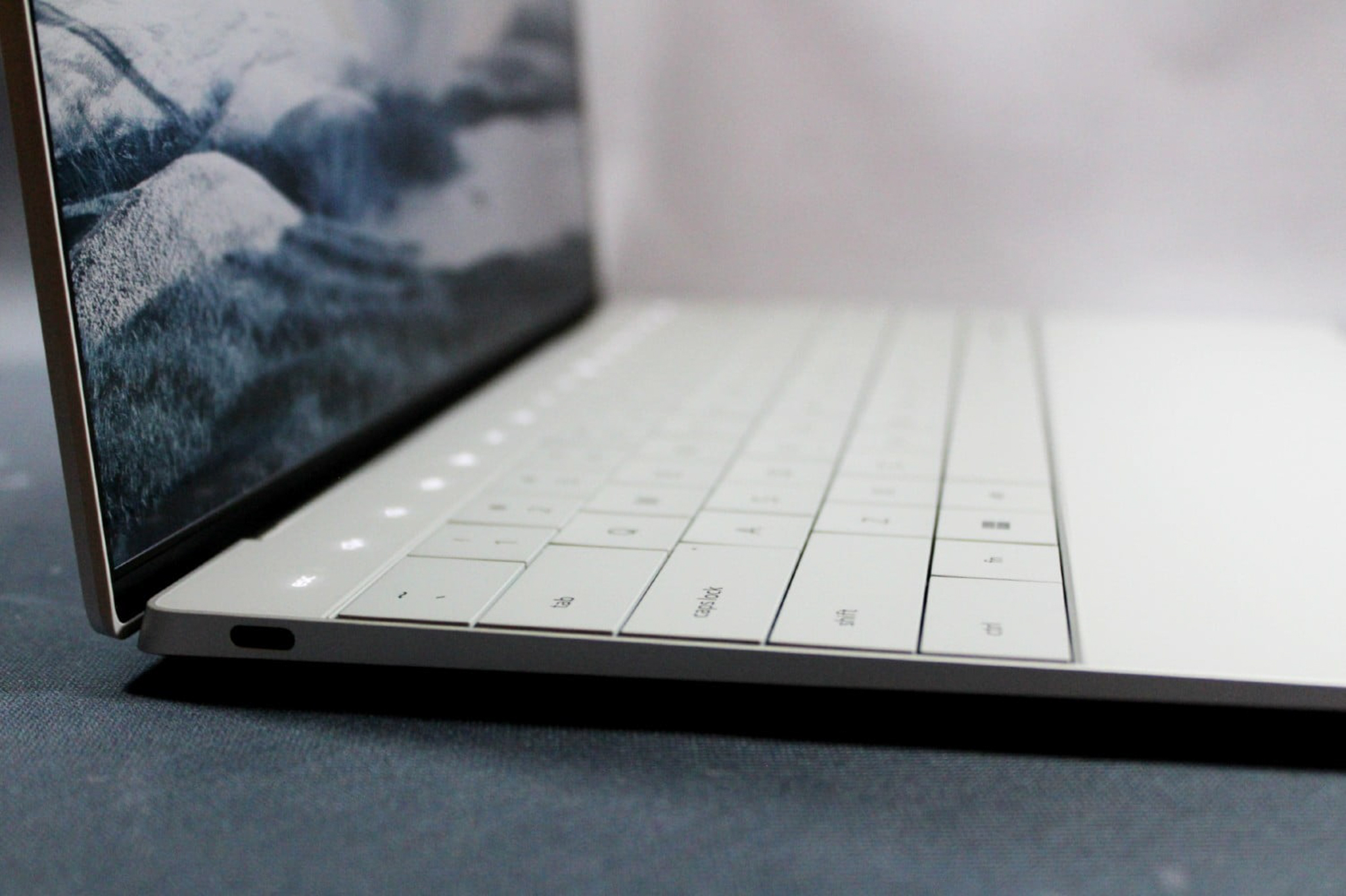 Cận cảnh Dell XPS 13 Plus Màn hình "vô cực", bàn phím và trackpad kiểu