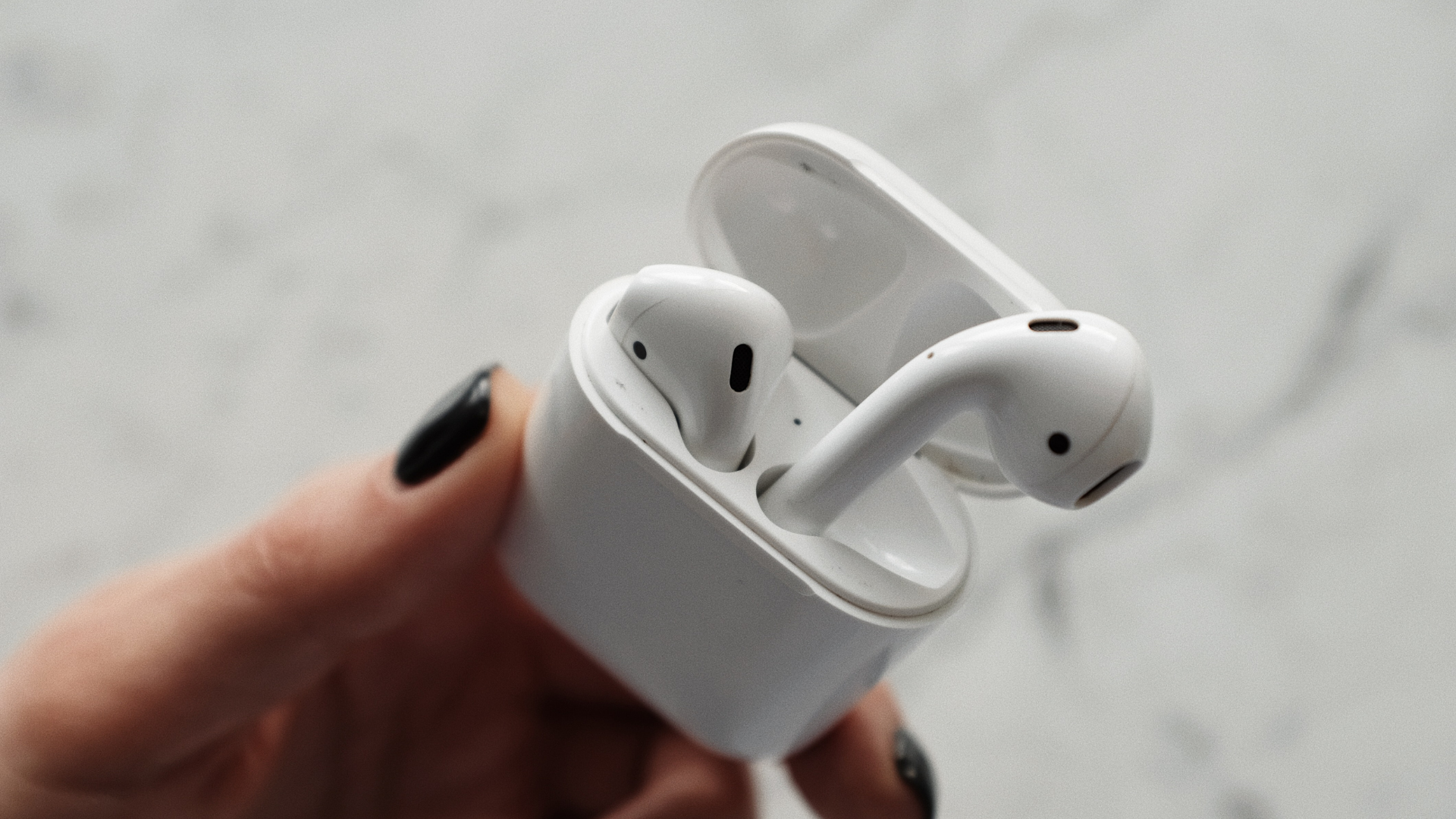 Hướng dẫn sạc Airpods đúng cách - bước 1