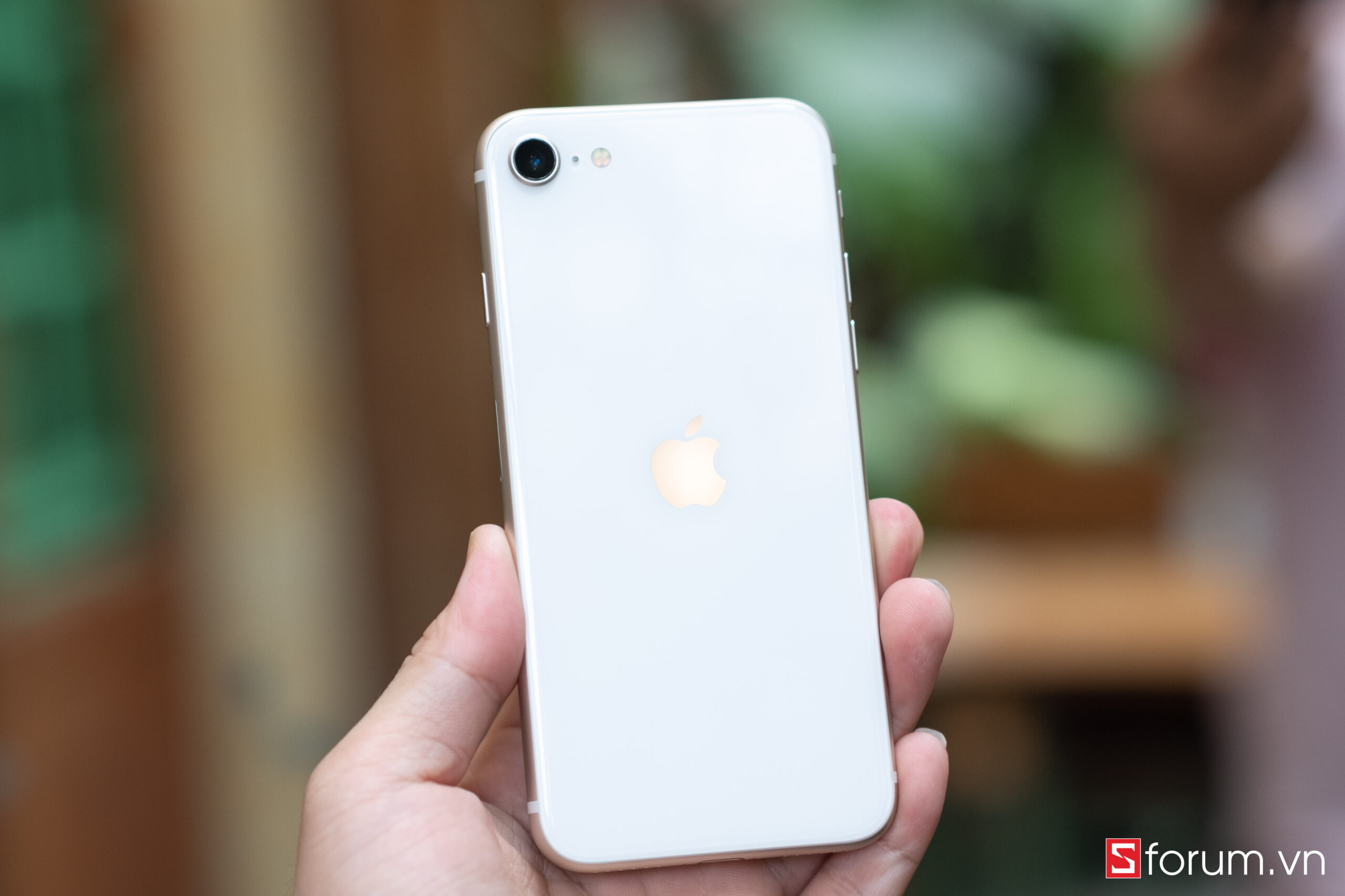 So sánh Galaxy A54 5G và iPhone SE 2022 “Siêu phẩm” tầm trung nào đáng