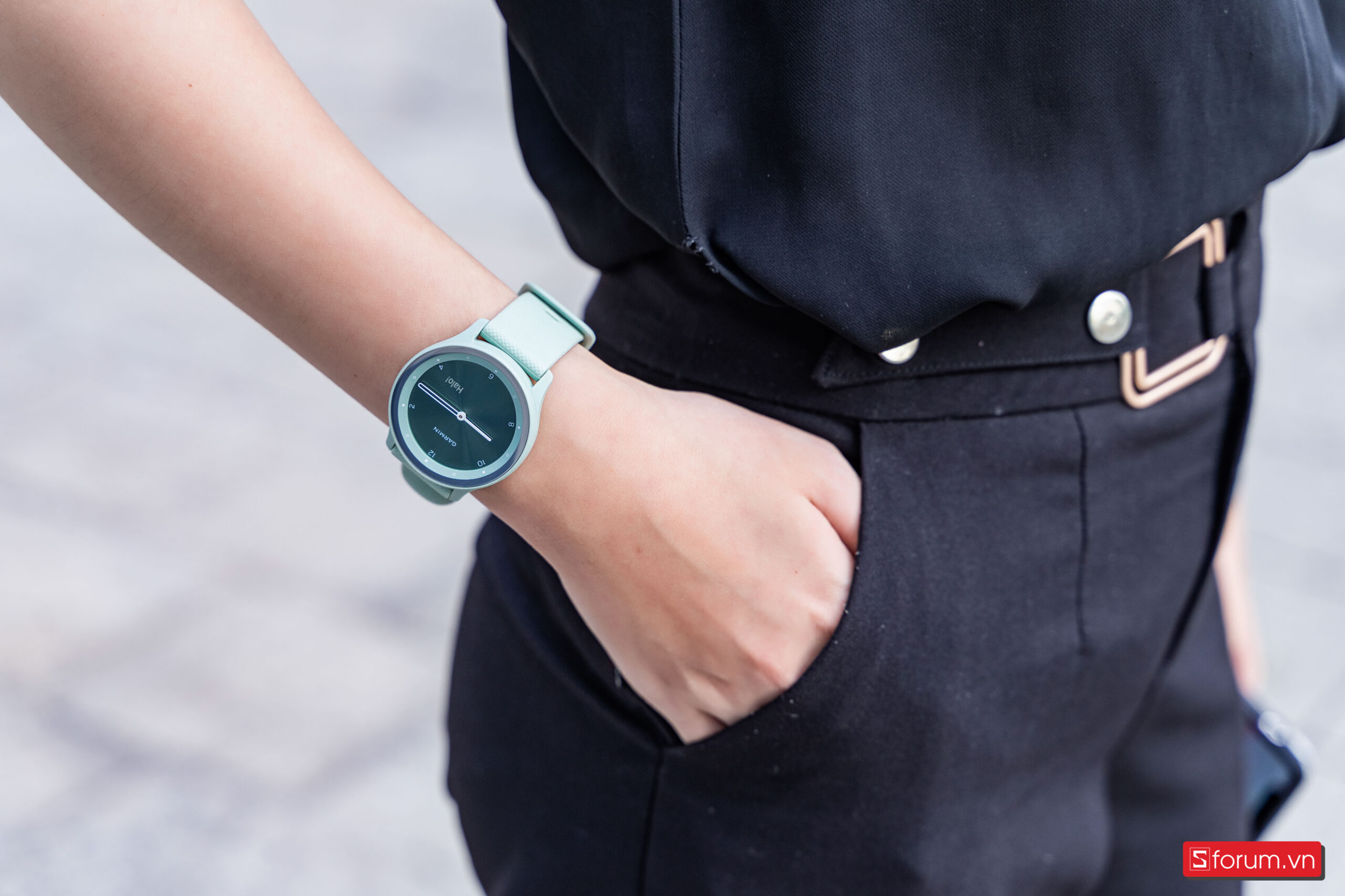 Trên tay đồng hồ Garmin Vivomove Sport: Smartwatch hiếm hoi vừa có màn hình cảm ứng vừa có kim analog cổ điển