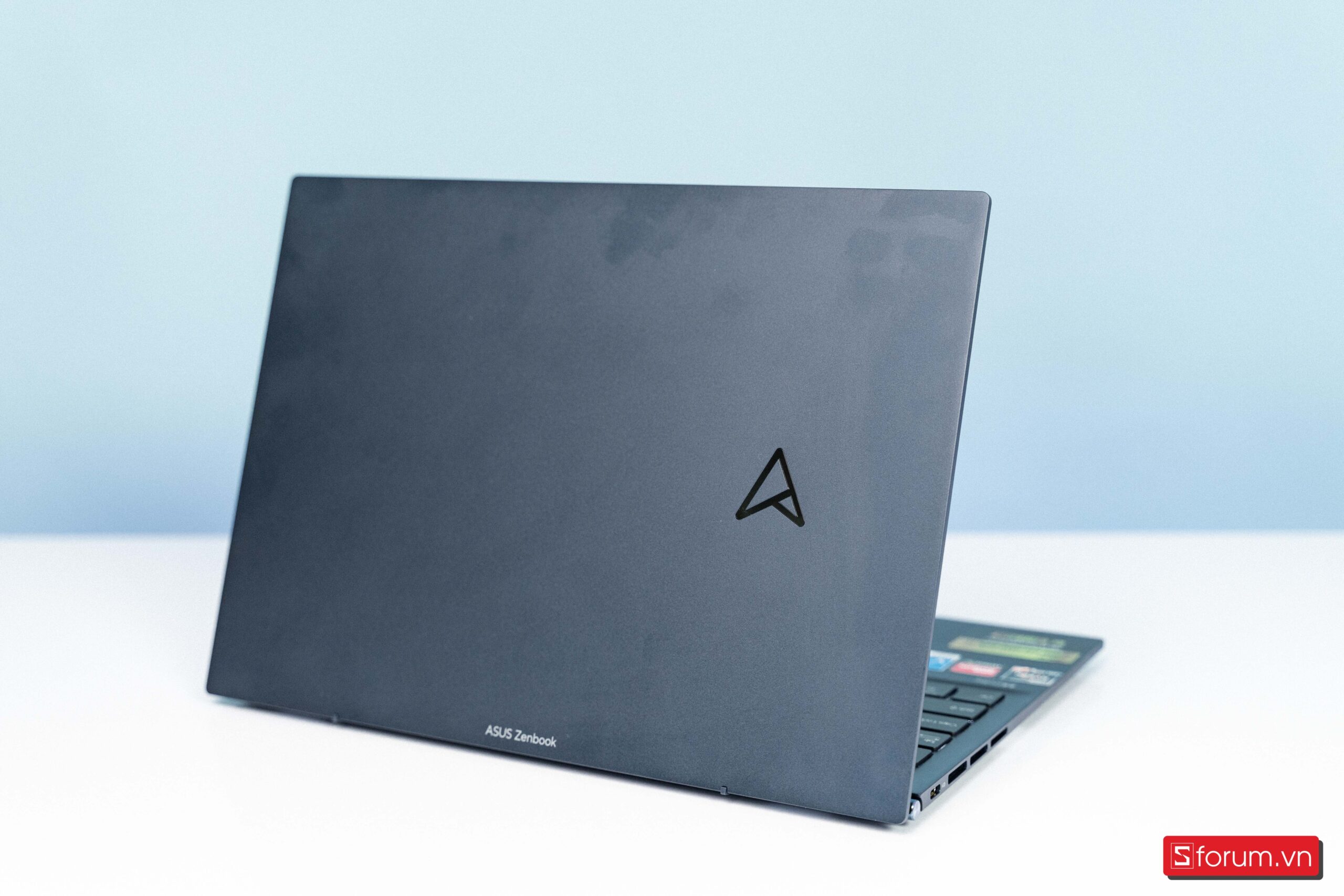 Kung nhôm trên ZenBook UM5302TA