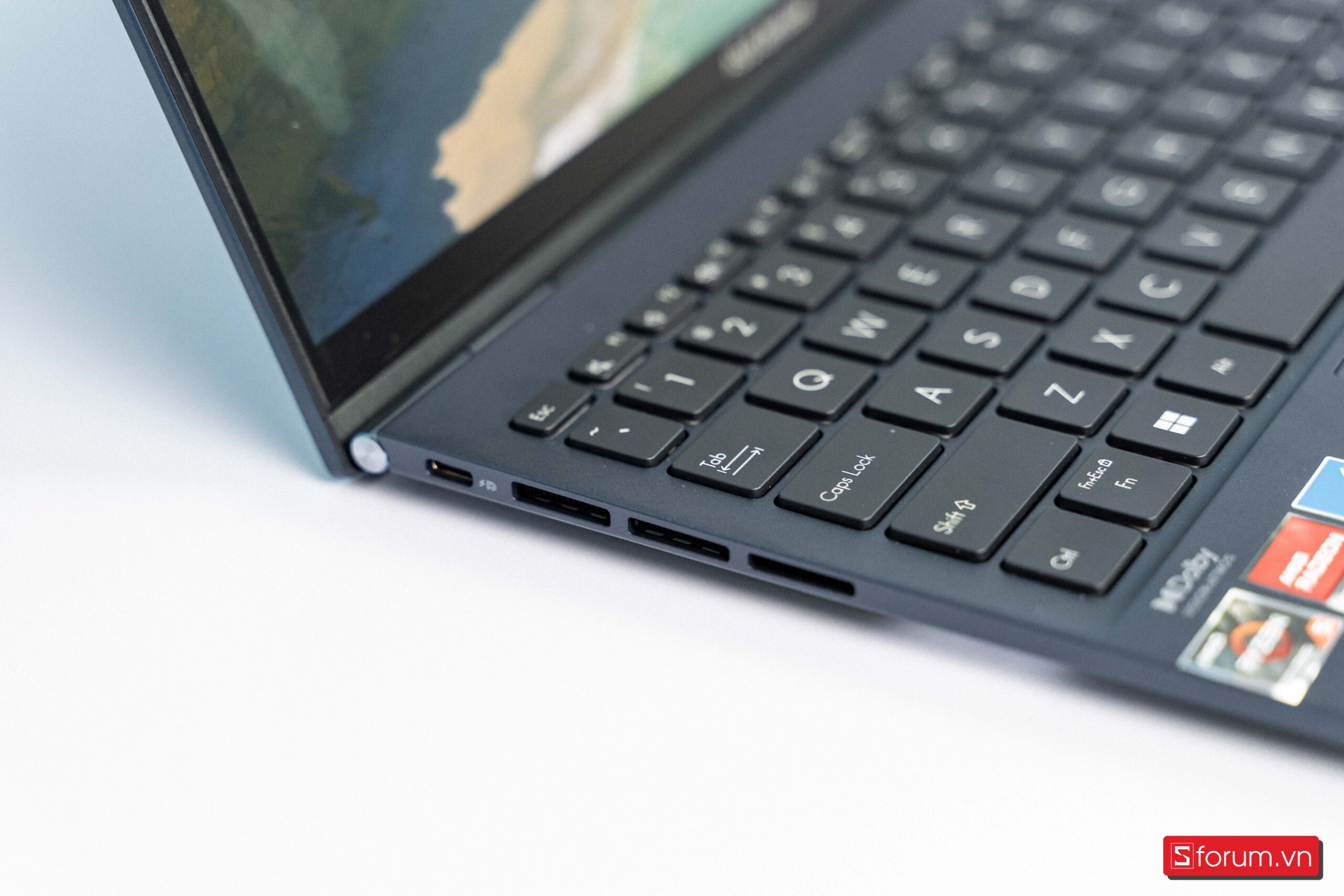 cạnh trái của ZenBook UM5302TA