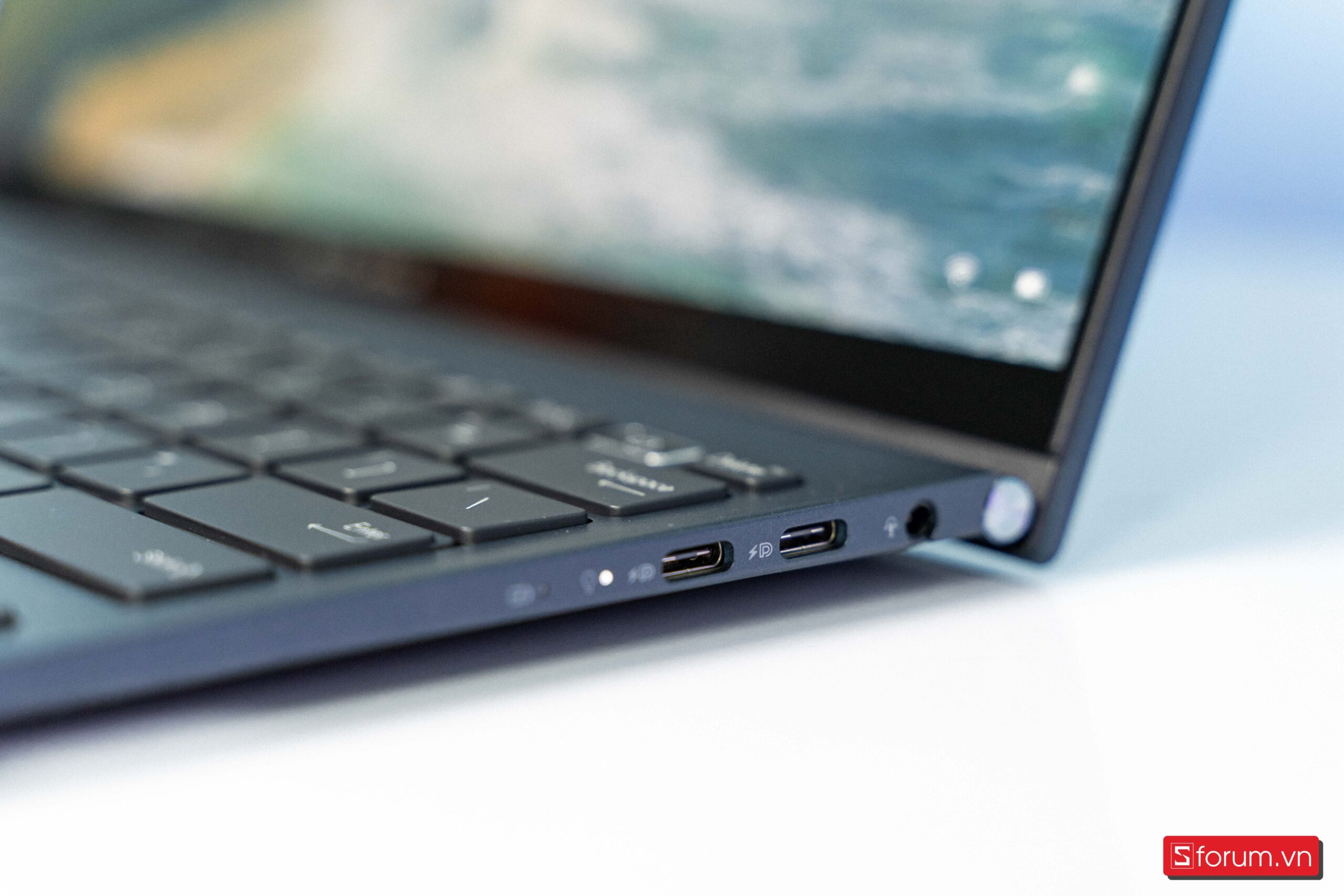 Cạnh phải ZenBook UM5302TA