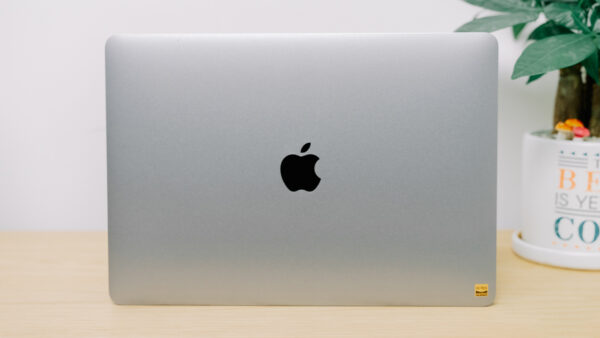 Đánh giá bộ dán MacBook Mocoll 5 in 1 sau một năm sử dụng: Dán như không dán