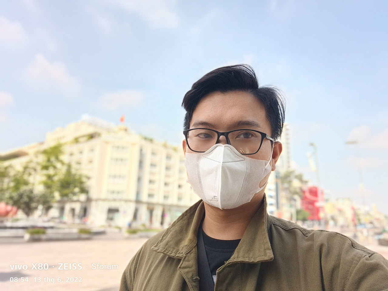 Ảnh "tự sướng" xóa phông nhẹ nhàng vivo X80