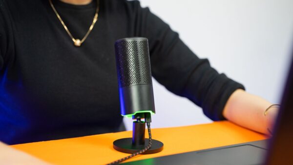 Trên tay JBL Quantum Stream: Thiết kế gọn gàng, đèn LED RGB đẹp mắt, điều khiển bằng ứng dụng, đa dạng chế độ thu âm