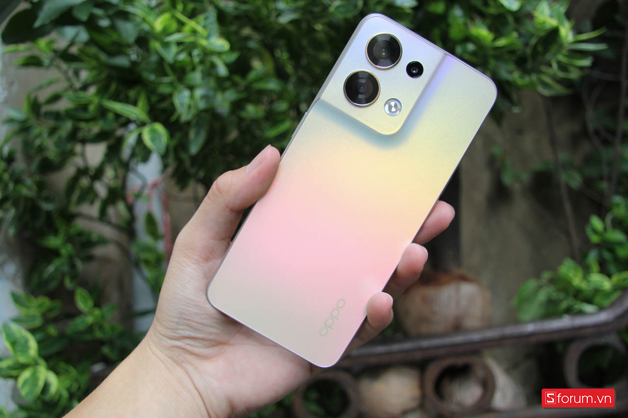 Reno8 5G có mặt lưng chuyển màu đẹp mắt