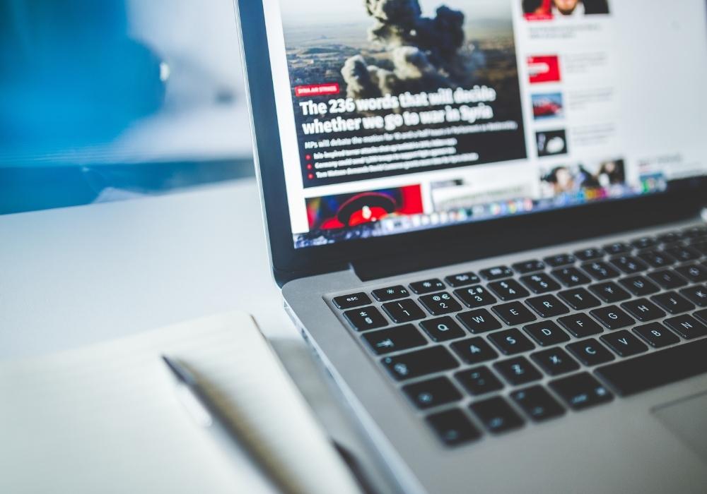 7 bí kíp vệ sinh màn hình laptop hiệu quả và đơn giản