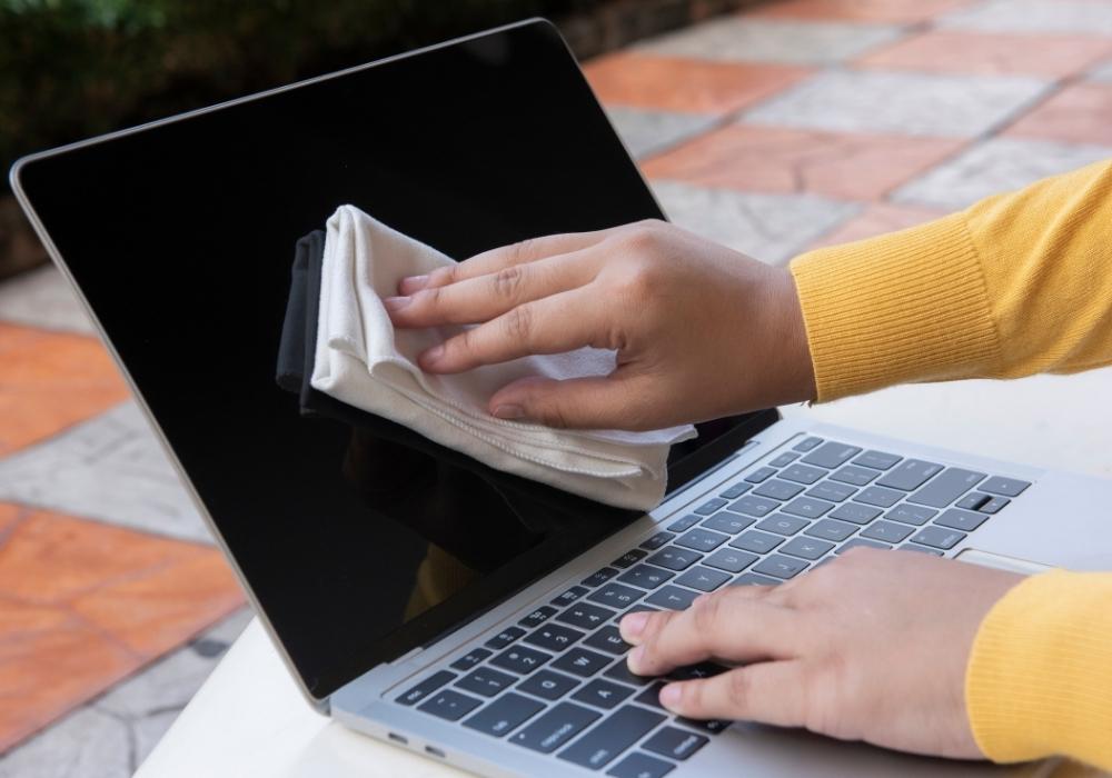 7 bí kíp vệ sinh màn hình laptop hiệu quả và đơn giản