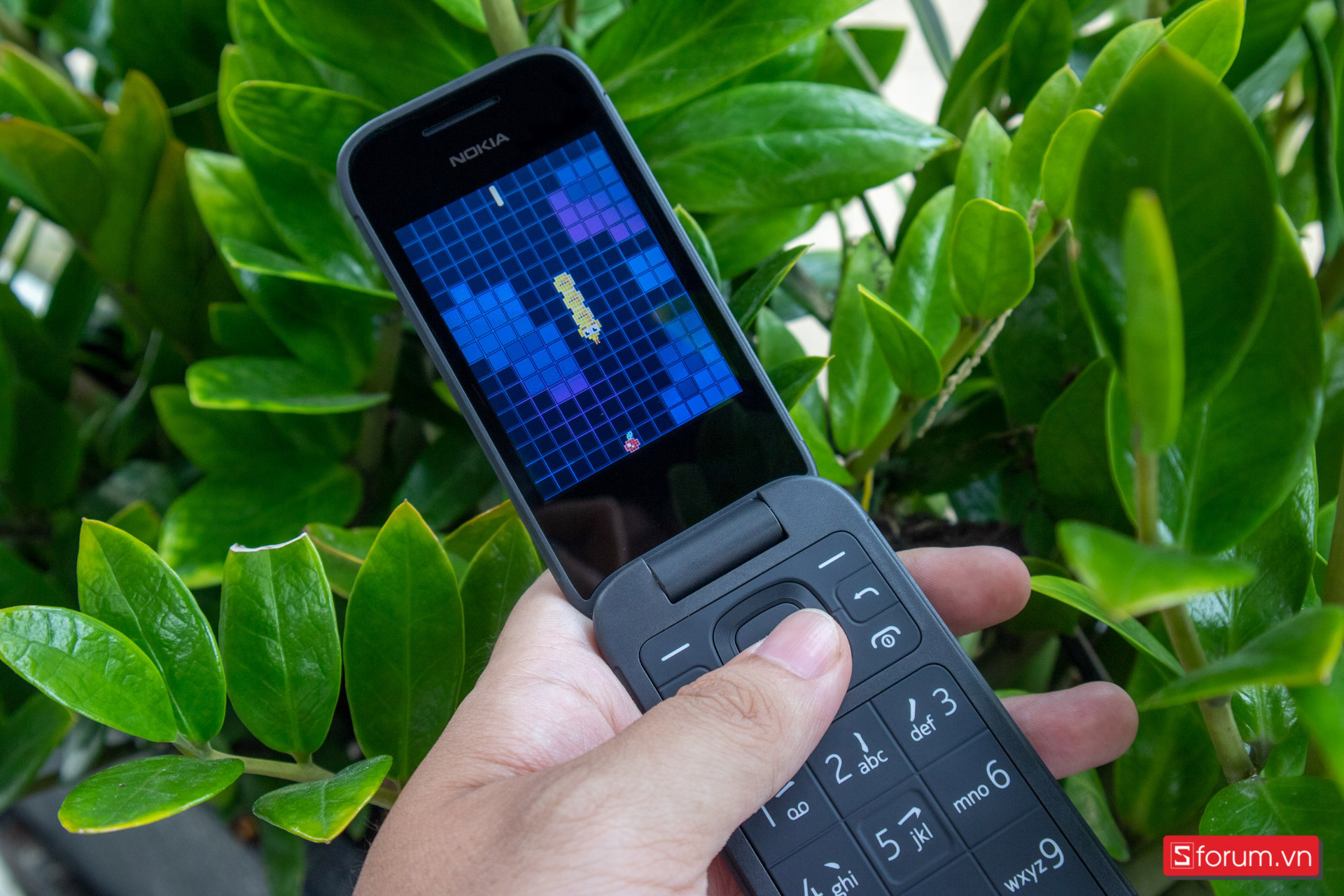 Trên tay Nokia 2660 Flip Cũng là điện thoại gập, cũng 2 màn hình, siêu