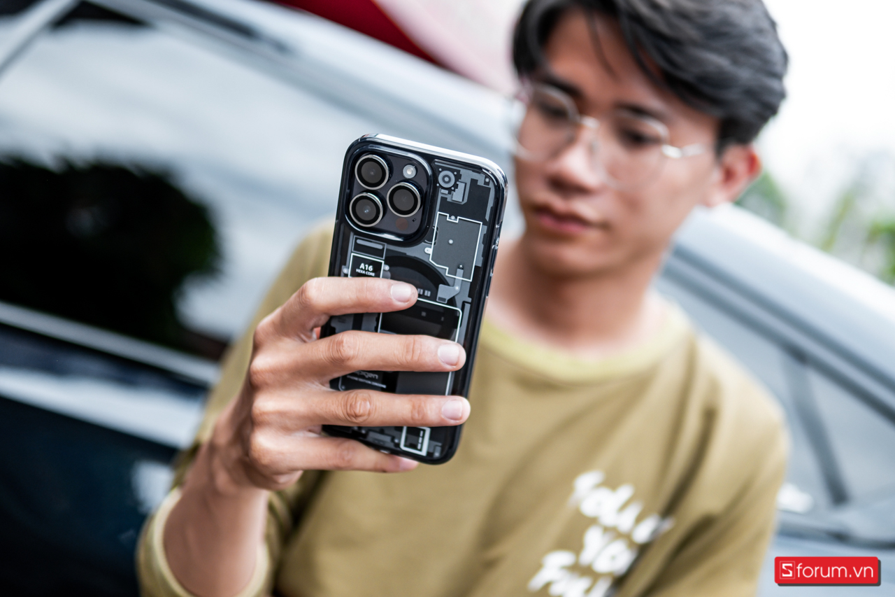 Trên tay chiếc ốp lưng mới của Spigen có khả năng biến iPhone 14 Pro