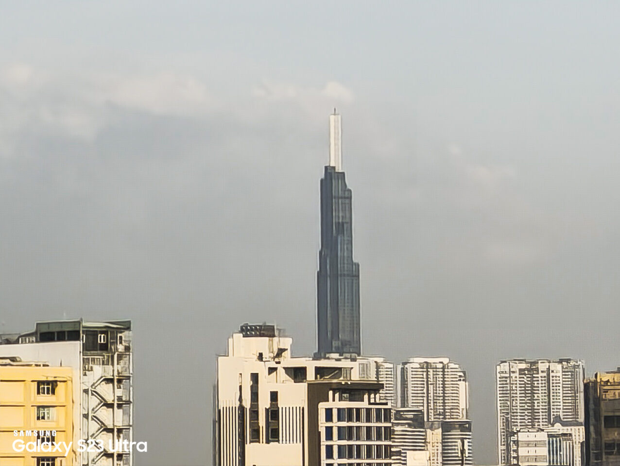 Crop 150% vào tòa nhà Landmark 81 ở xa xa