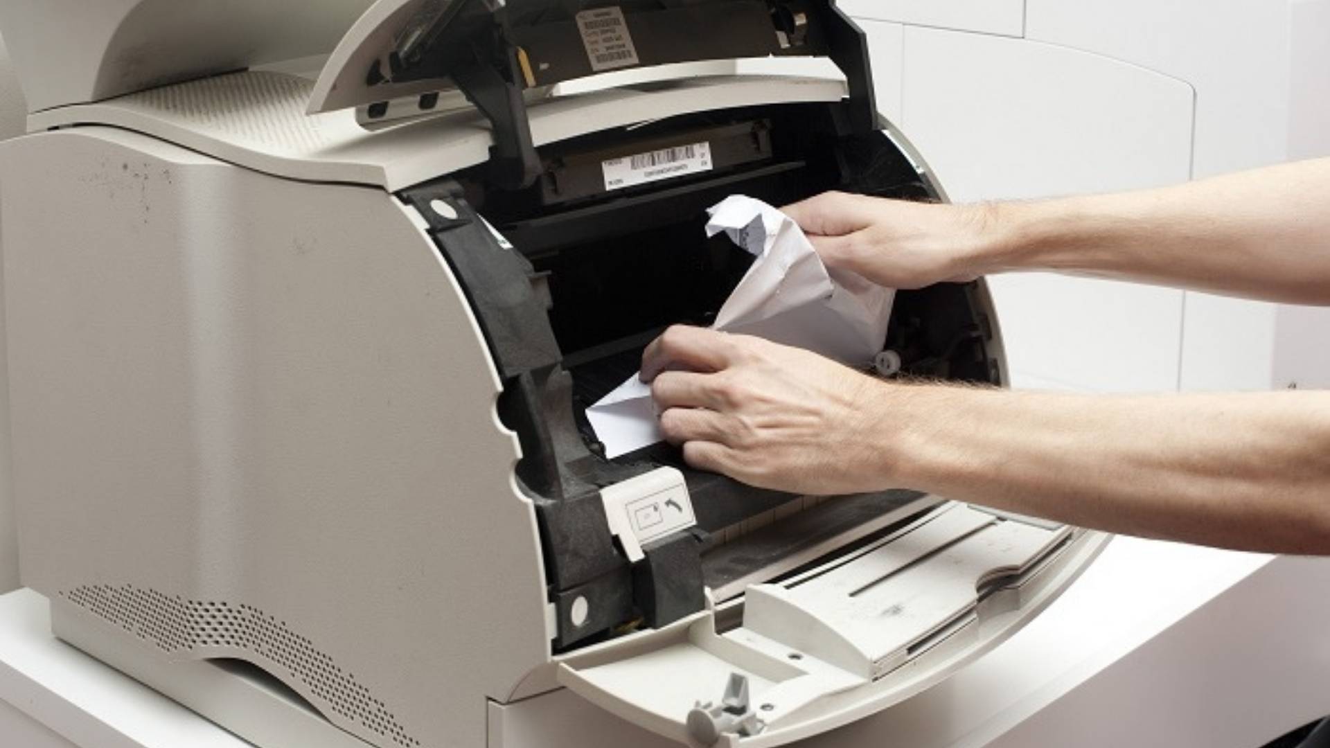 Bước 3: Tháo bỏ tấm giấy kẹt.