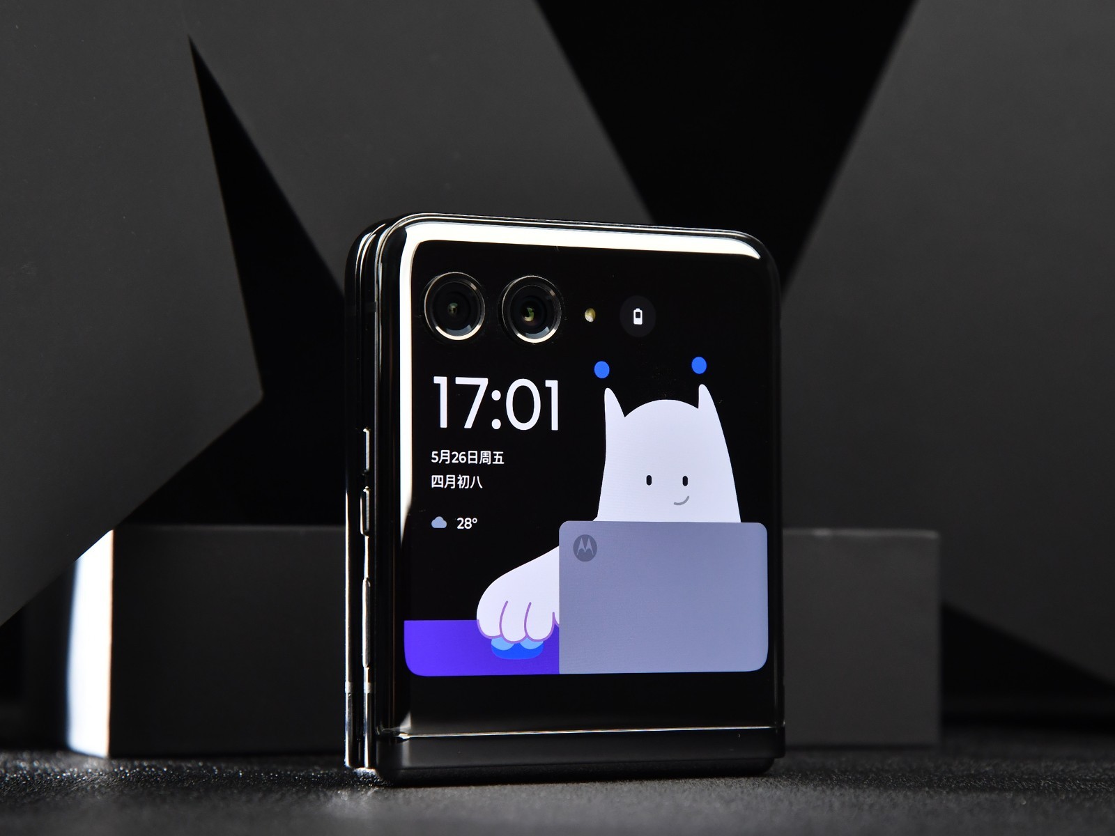 Cận cảnh Motorola Razr 40 Ultra: Smartphone gập "vò sò" không những đẹp ...