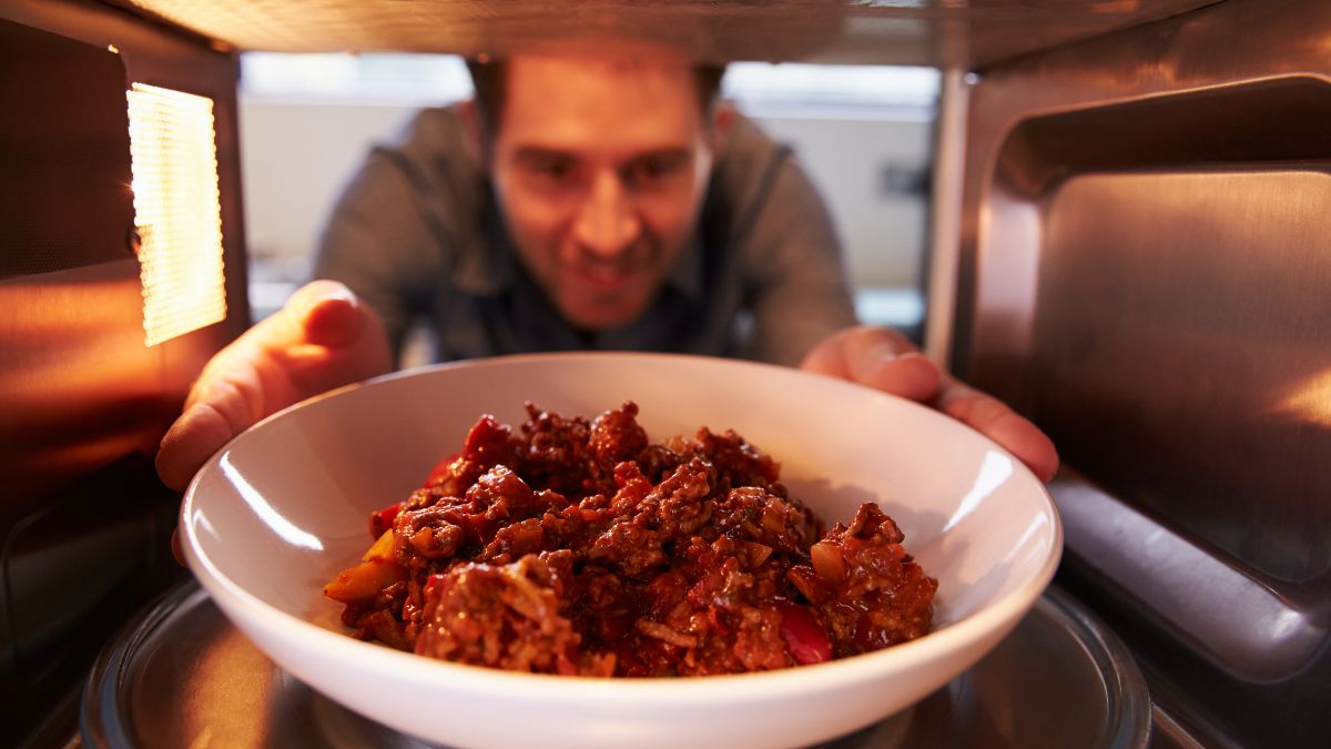 Nồi chiên không dầu hay lò vi sóng: Tìm thiết bị nấu ăn hoàn hảo cho gia đình bạn