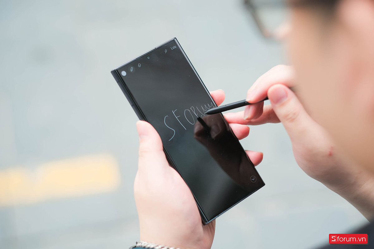 Đánh đổi vé gần sân khấu để sở hữu siêu phẩm smartphone này - No star where sẽ thu hút ngay ánh mắt của bạn!