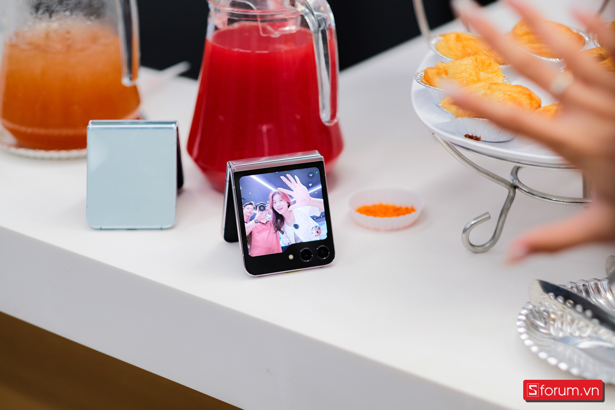 Galaxy Z Flip5 có màn hình gập độc đáo