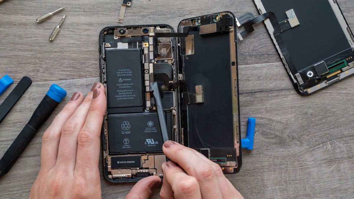 Thay pin mới cho điện thoại iPhone