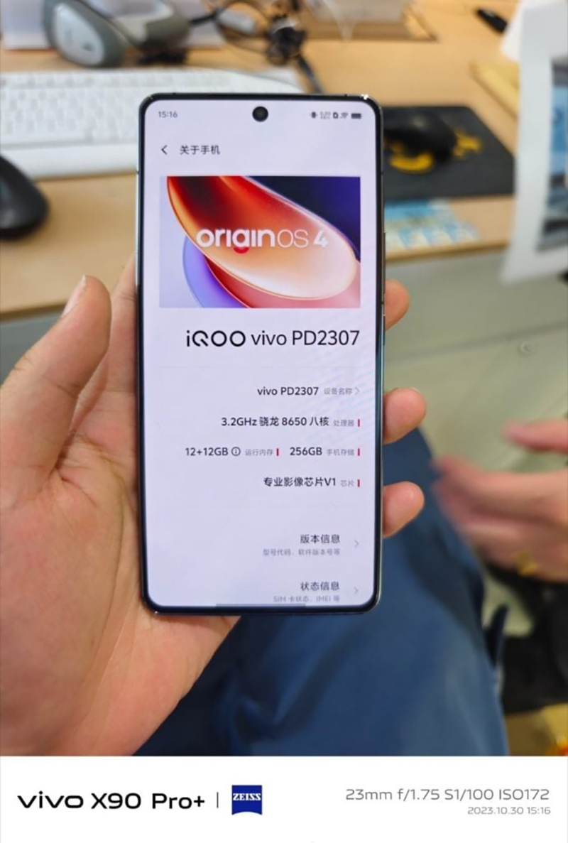 vivo iQOO 12 bất ngờ lộ ảnh trên tay thực tế trước khi ra mắt