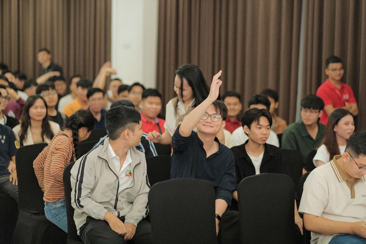 Mọi người tham gia chương trình vô cùng sôi nổi