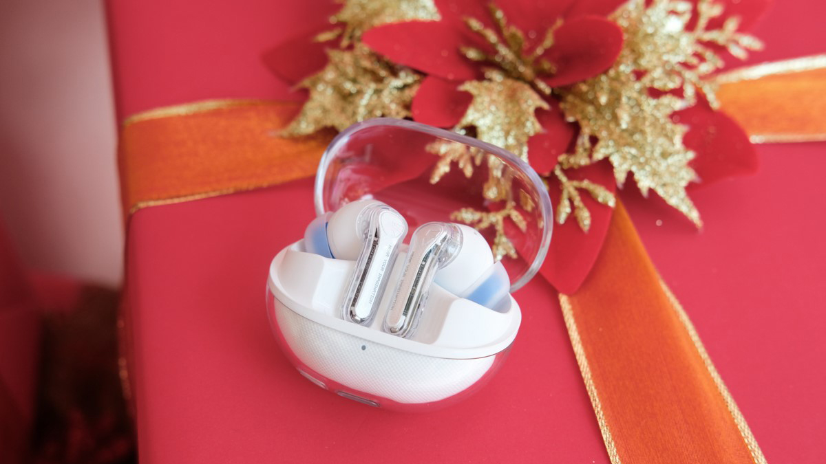 Trên tay SoundPEATS Clear: Món quà công nghệ lý tưởng với thiết kế trong suốt cực đẹp, giá chỉ 590 nghìn