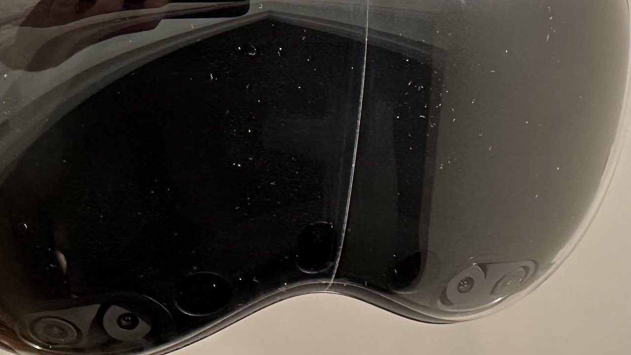 Apple Vision Pro bị nứt kính trước