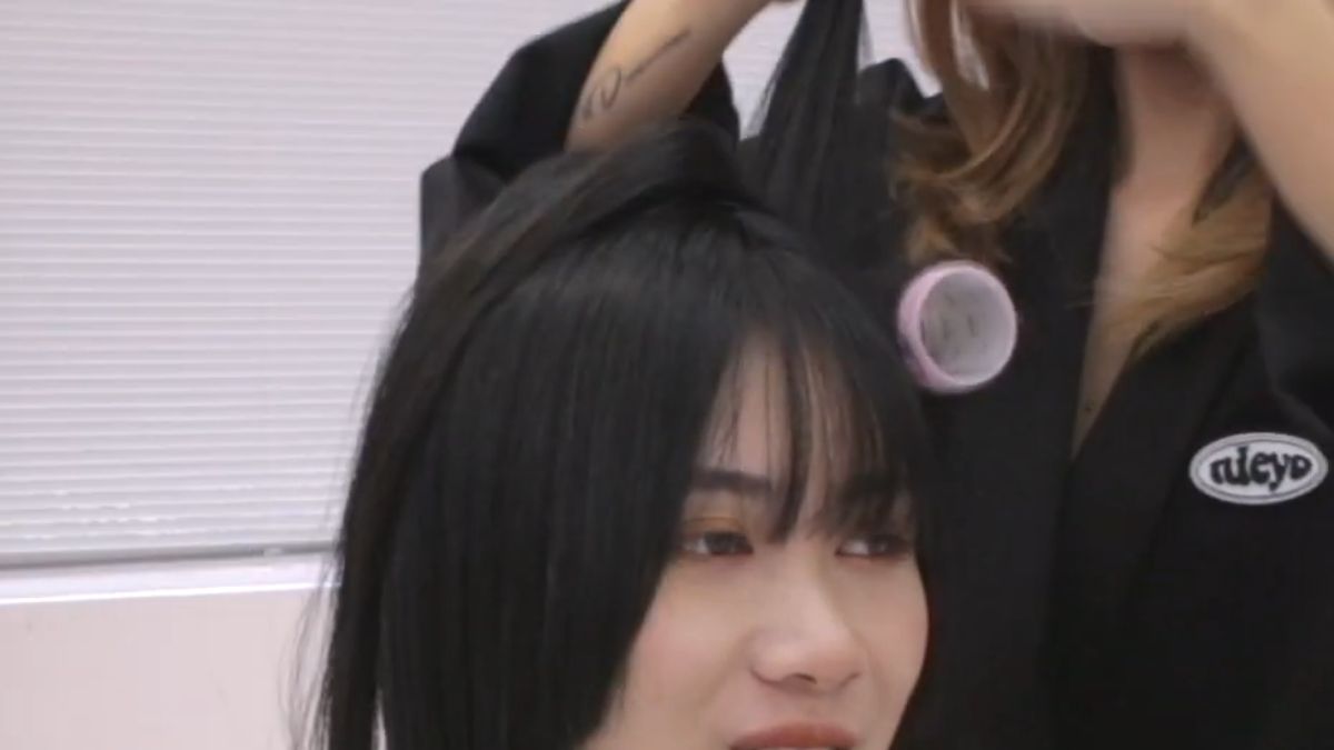 Cách uốn phồng chân tóc bằng lô tóc bước 1