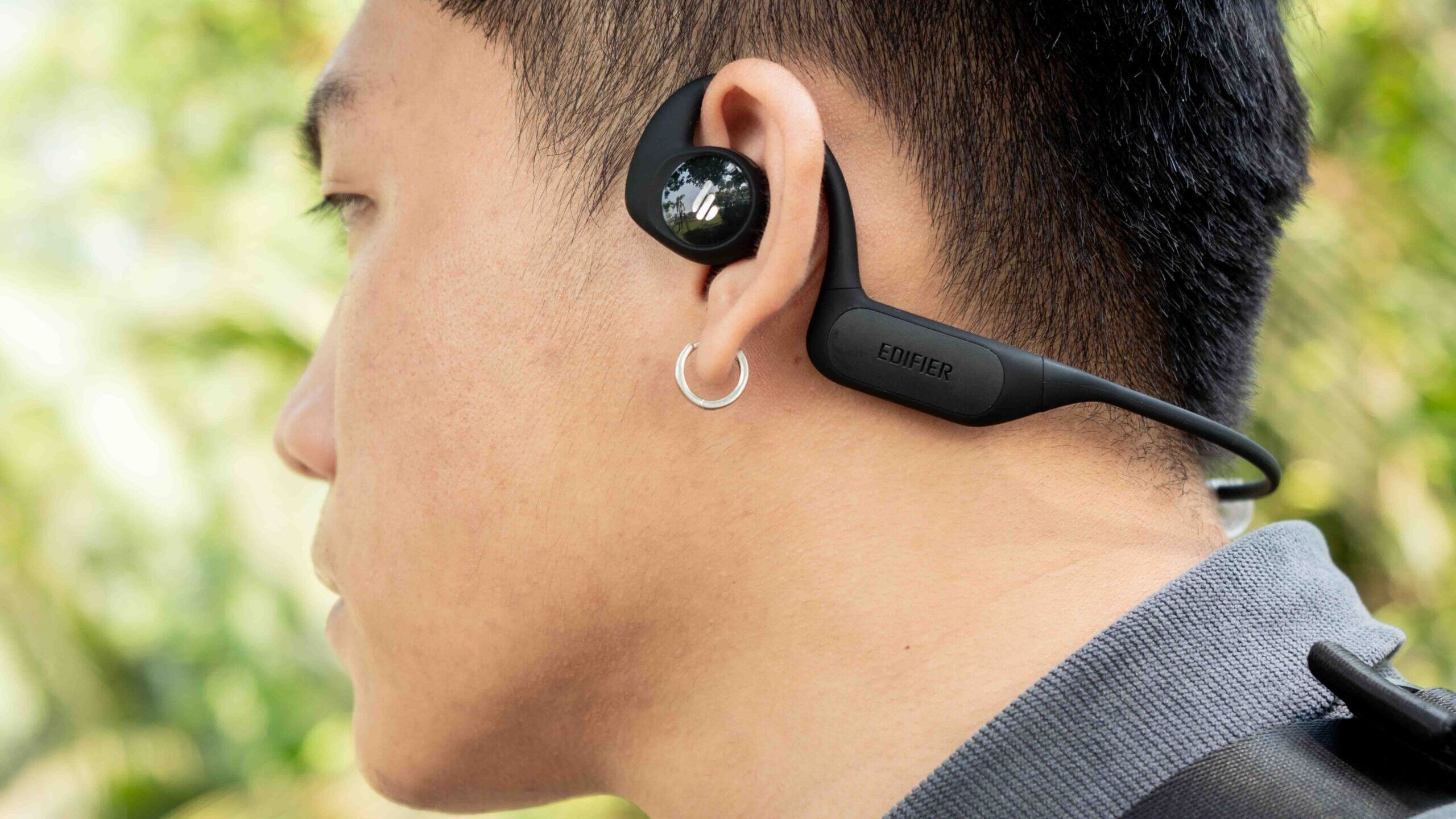 Trên tay tai nghe Open Ear Edifier Comfo Run: Thiết kế bám tai chắc chắn, chất âm sôi động, có kháng nước, giá 1.39 triệu