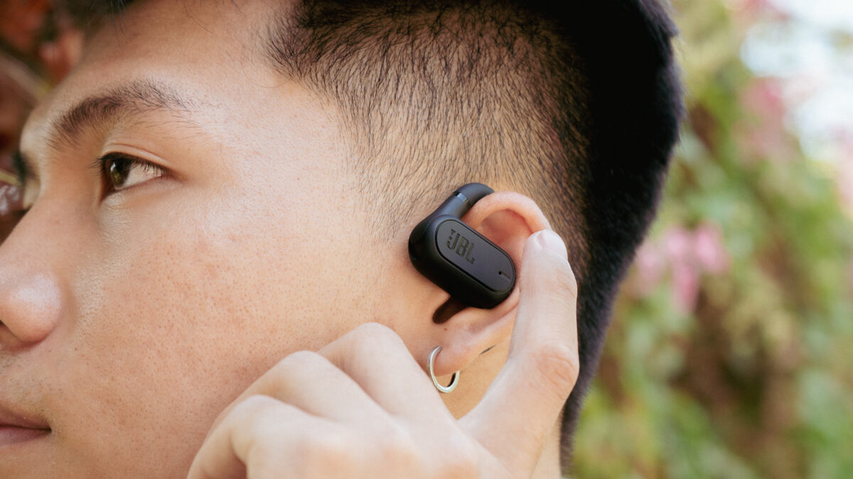 Trên tay tai nghe Open Ear cực kỳ thú vị của JBL: Có khả năng thay đổi vòng đeo phù hợp với nhiều cỡ tai, giá 3.99 triệu