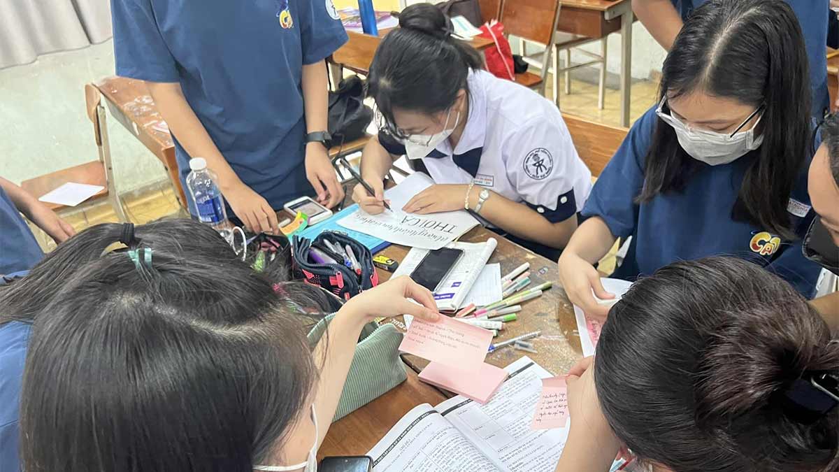 Hướng dẫn trang trí đầu báo tường đẹp ngày 26/3 bước 3