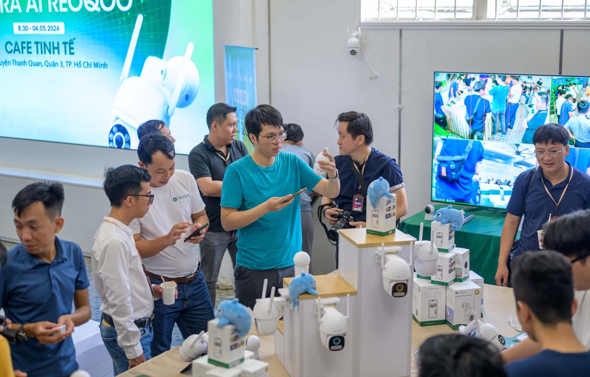 Khách hàng đang trải nghiệm các sản phẩm của Reoqoo